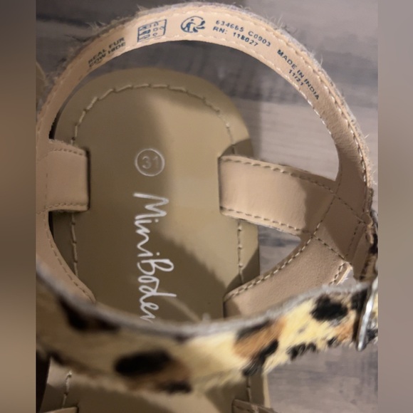 Girls cheetah sandals size 31, will fit a child girls size 9 - Picture 4 of 6